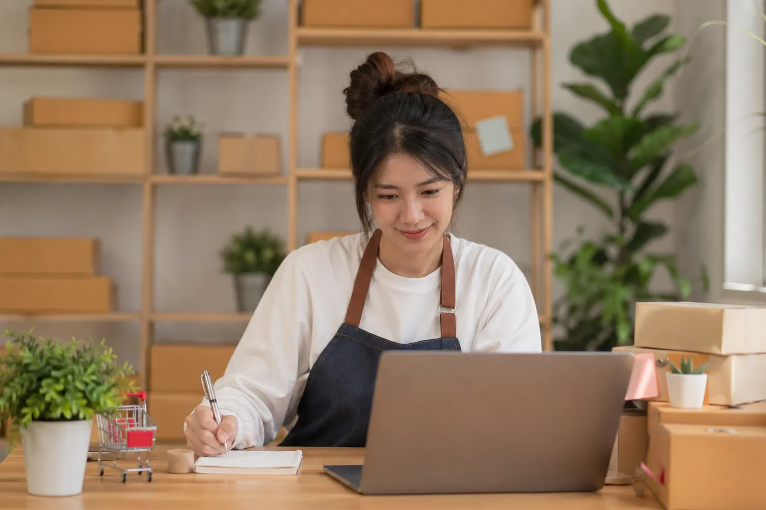 Een startende ondernemer beheert een webshop thuis, met aandacht voor administratie en de kleineondernemersregeling.